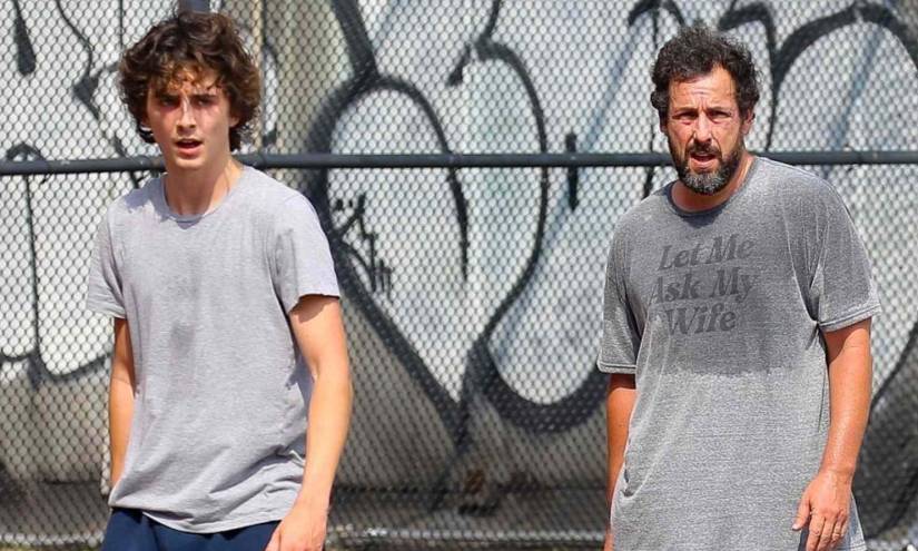 Adam Sandler y Timothée Chalamet jugando baloncesto en Nueva York. Sandler es conocido por ser un fanático de este deporte, además de protagonizar películas al respecto.