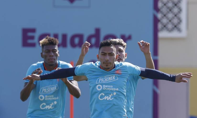 Ángel Mena (delante), Jeremy Sarmiento (atrás) y Kevin Rodríguez, a un costado, en un entrenamiento de Ecuador.