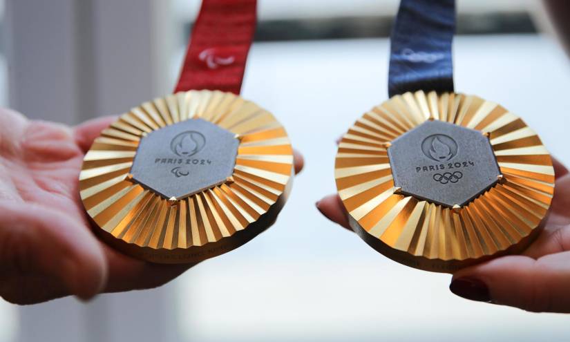 Vista de las medallas de oro olímpicas y paralímpicas de los Juegos de París, con la placa de hierro de la Torre Eiffel que llevan incrustada.