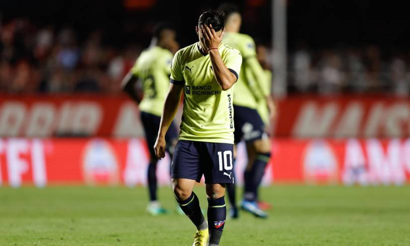 Alexander Alvarado, de Liga de Quito, se lamenta tras recibir tarjeta roja ante Sao Paulo.