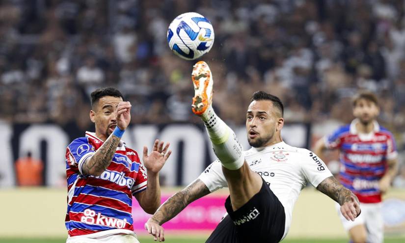 Maycon (d), de Corinthians, disputa el balón con Yago Pikachu, de Fortaleza.