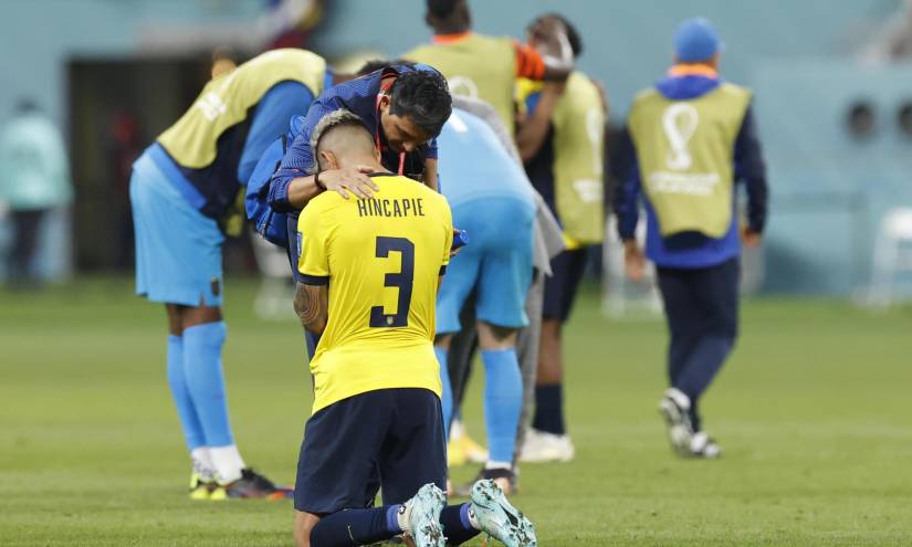 Piero Hincapié de Ecuador reacciona, al final de un partido de la fase de grupos del Mundial de Fútbol Qatar 2022 entre Ecuador y Senegal en el estadio Internacional Jalifa en Doha (Catar).