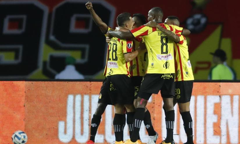Jugadores de Pereira celebran un gol de Danilo Santacruz ante Independiente del Valle.
