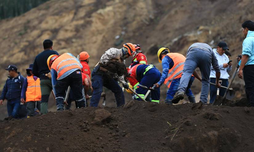 Pobladores y rescatistas buscan a víctimas de un alud en Alausí (Chimborazo).