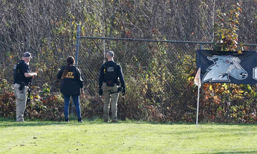 Personal encargado de hacer cumplir la ley busca al sospechoso dos días después de un tiroteo masivo que dejó 18 muertos y 13 heridos en Lisboa, Maine, EE. UU., el 27 de octubre de 2023.