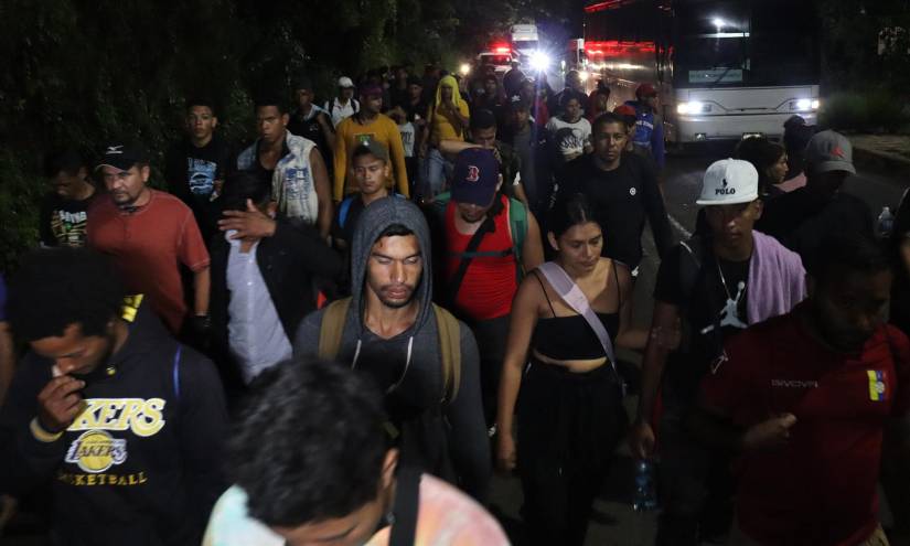 Tres caravanas de migrantes avanzan por el sur de México rumbo a EE.UU.