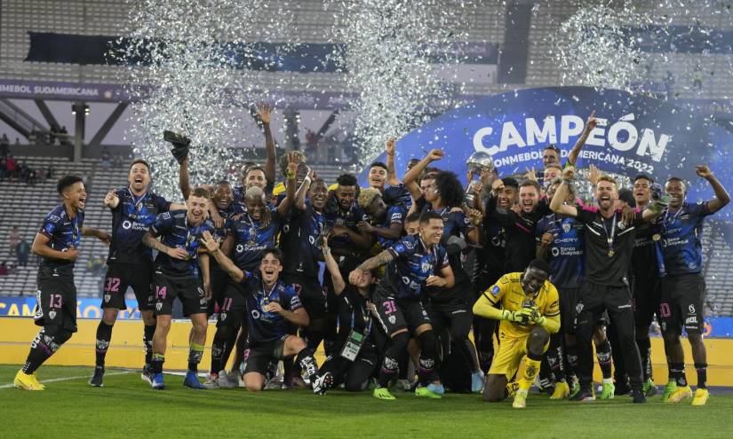 Los jugadores de Independiente del Valle de Ecuador festejan luego de conquistar la Copa Sudamericana