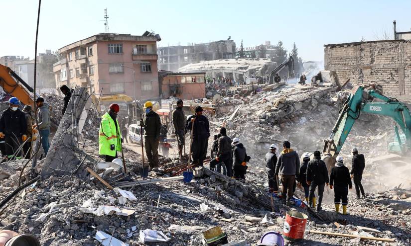 Rescatistas trabajan en medio de los escombros de una ciudad en Turquía.