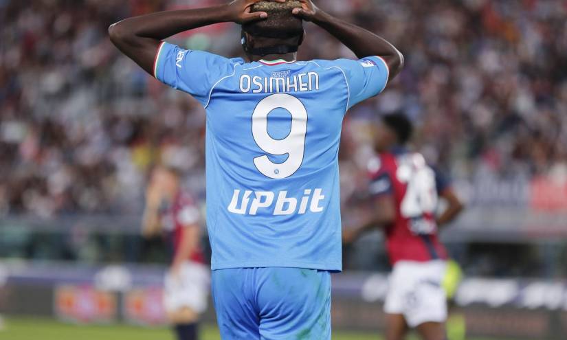 El jugador del Nápoles Victor Osimhen se lamenta tras fallar un penalti ante el Bolonia.