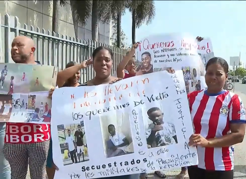 Foto de familias de los menores desaparecidos realizando un plantón en la Unidad Judicial Valdivia, sur de Guayaquil.