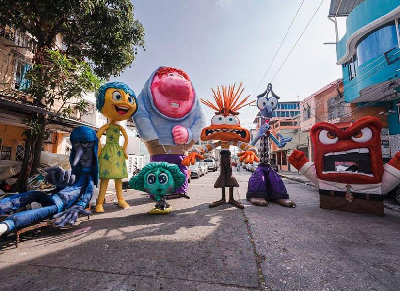 Imagen de los monigotes gigantes de Intensamente 2 en el suburbio de Guayaquil.