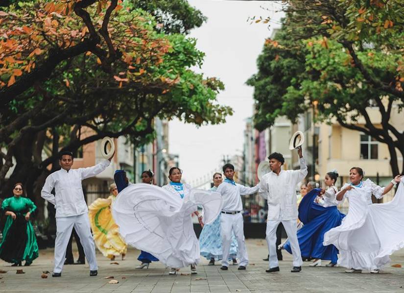 Baile típico durante las fiestas octubrinas.