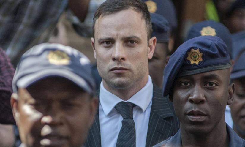 Imagen del 14 de octubre de 2014 de Oscar Pistorius durante el juicio por la muerte un año antes de su novia, la modelo Reeva Steenkamp.