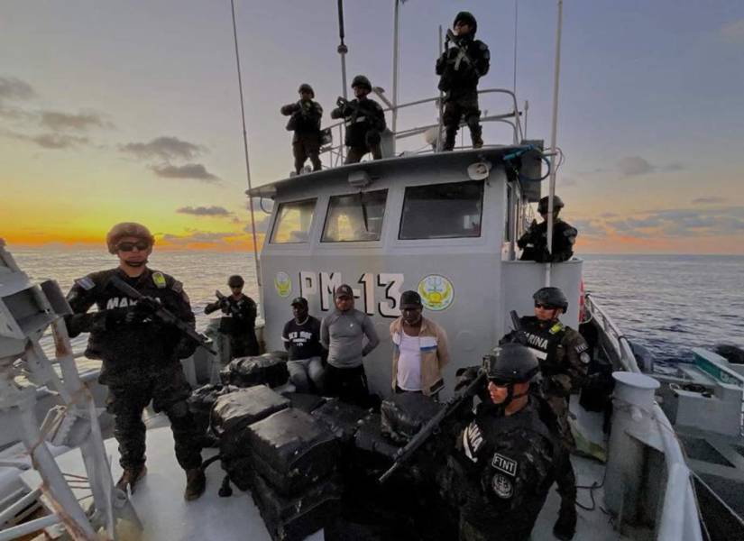 El presidente de El Salvador informó que también se había localizado otra embarcación, que recibiría la droga.