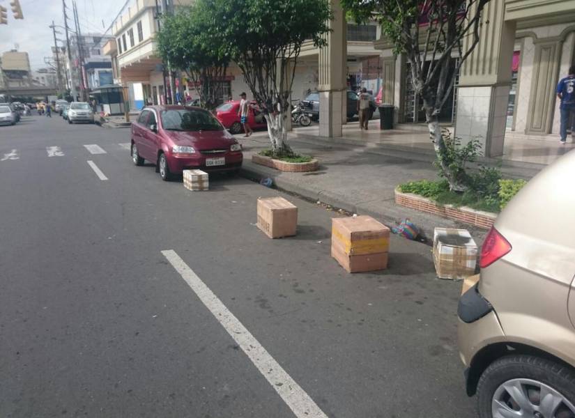 Obstáculos en estacionamiento, Guayaquil. (Foto: CTE)