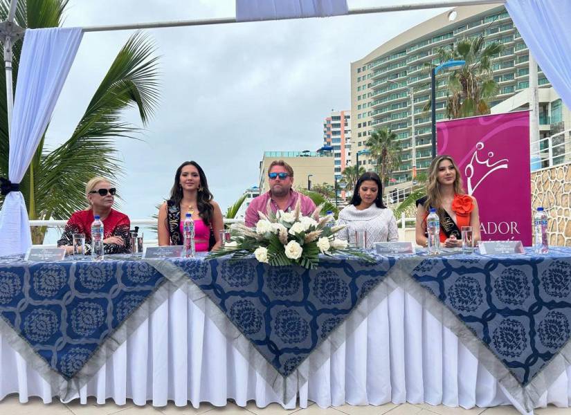 Delary Stoffers anunciando la fecha para el certamen de Miss Ecuador