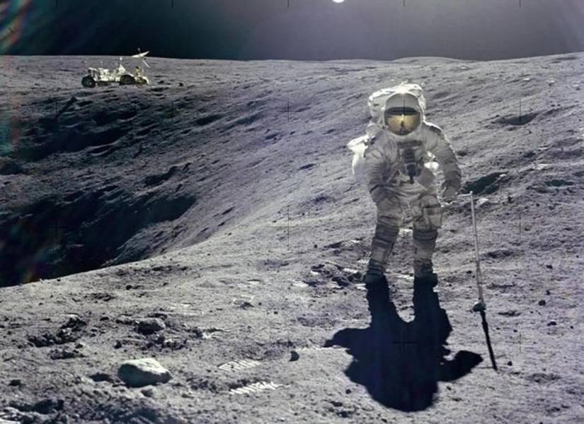 El piloto del Apolo 16 Charles Duke recoge muestras cerca del cráter Plum, de 10 metros de profundidad. Lanzado el 16 de abril de 1972.