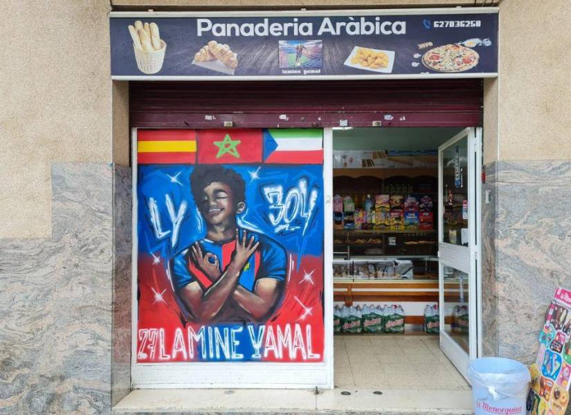 Una panadería en Rocafonda con la imagen de Lamine y las banderas de España, Marruecos y Guinea Ecuatorial