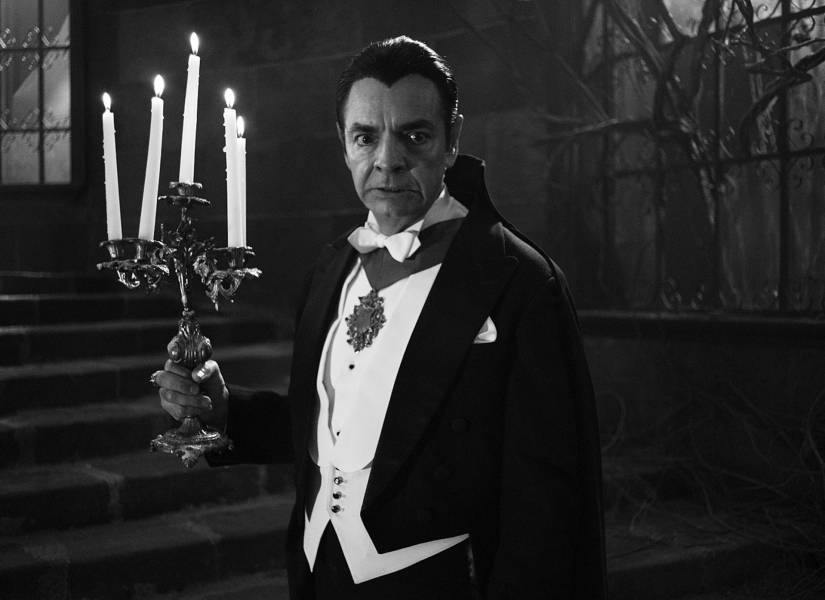 Actor mexicano Eugenio Derbez, durante un extracto de la serie 'Y llegaron de noche' como Drácula.