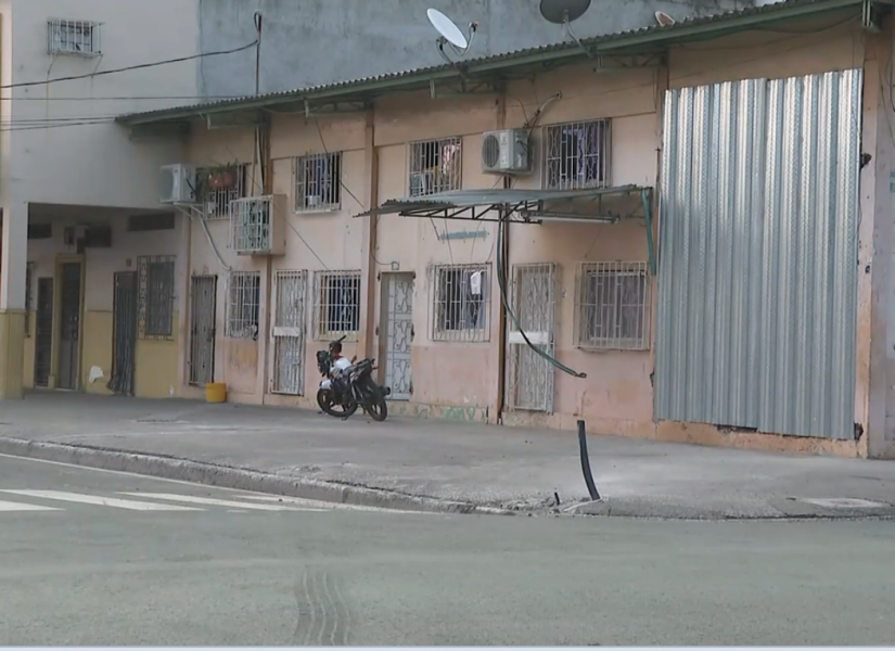 Imagen de una plancha de zinc en donde un camión de basura se estrelló en una vivienda, en el sur de Guayaquil.