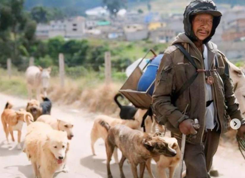 Salvador Naula junto a sus perros.