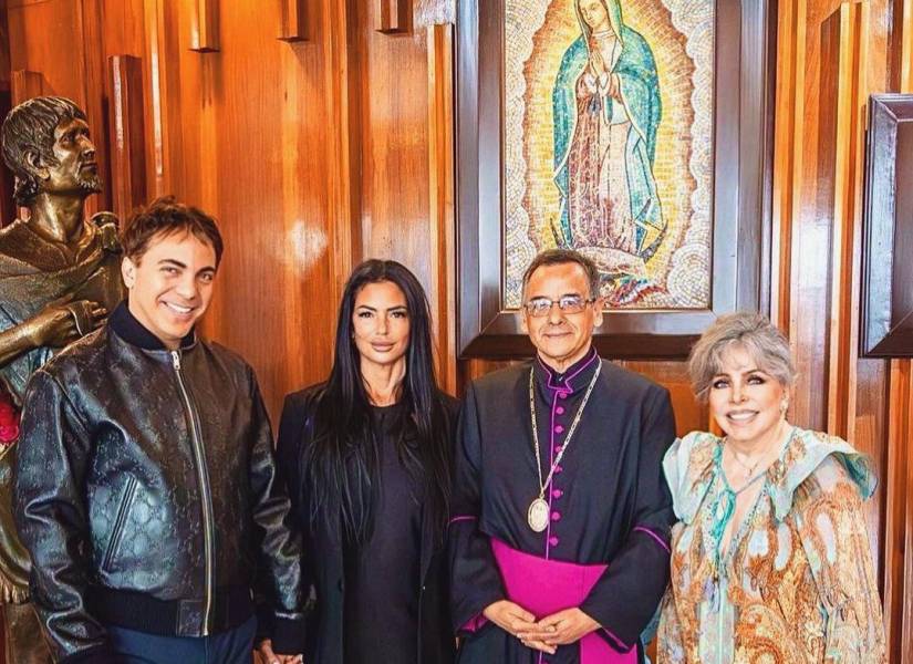 Imagen publicada por Cristian Castro junto a Mariela Sánchez, y su madre, Verónica Castro.