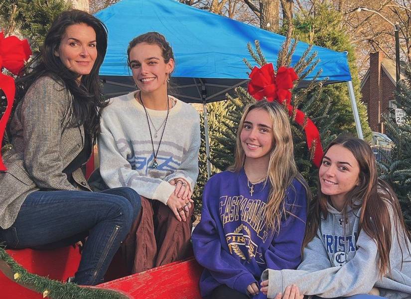 Angie Harmon junto a sus tres hijas.