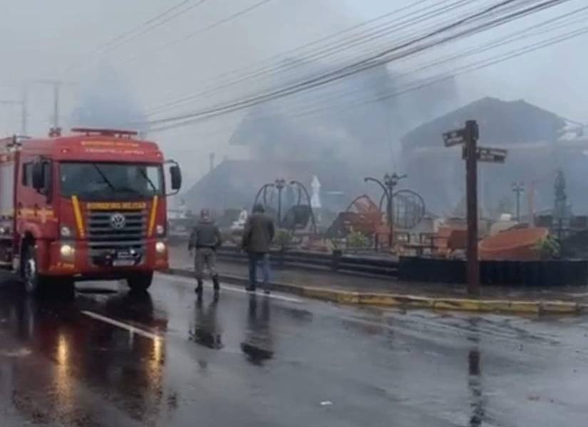 Fotografía del equipo de rescate en el lugar del accidente.