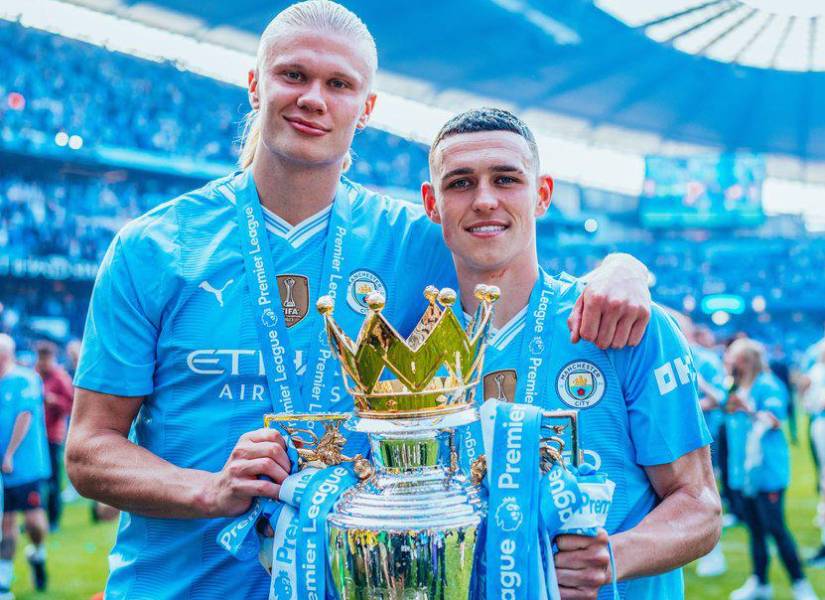 Haaland junto a Foden con el trofeo de la Premier League. (Cuenta X @ManCityES)