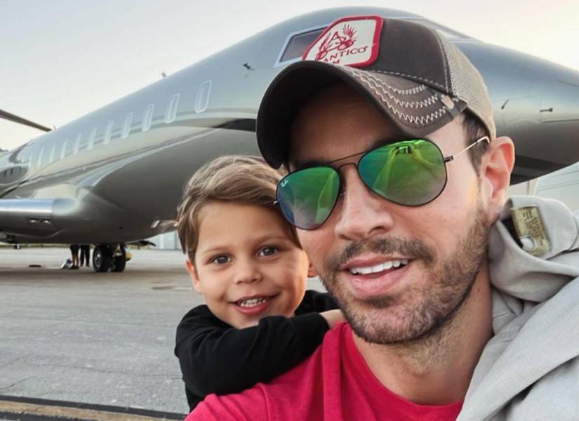 Imagen publicada en Instagram. Una selfie de Enrique y su hijo antes de montarse a un avión o jet privado.