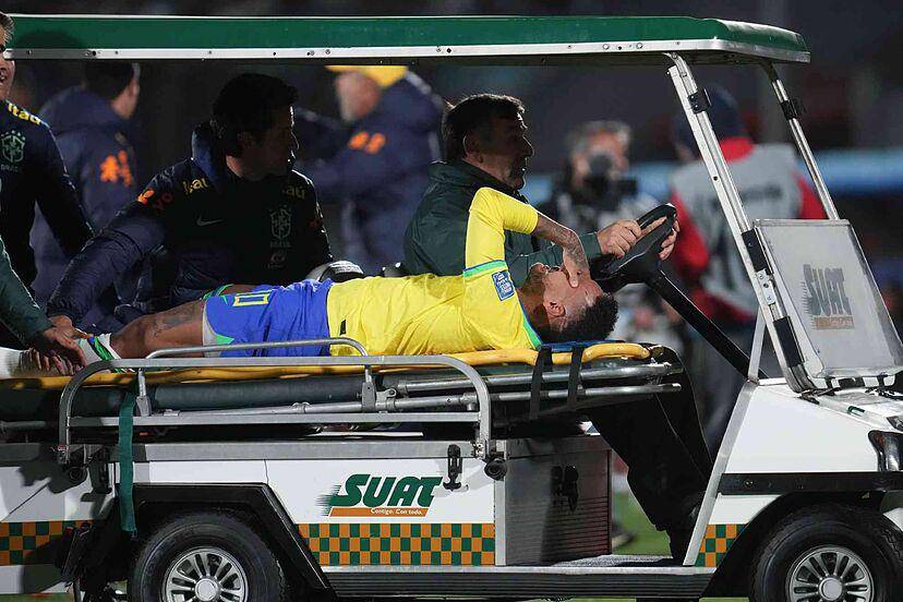 Neymar sale entre lágrimas y lesionado en derrota de Brasil