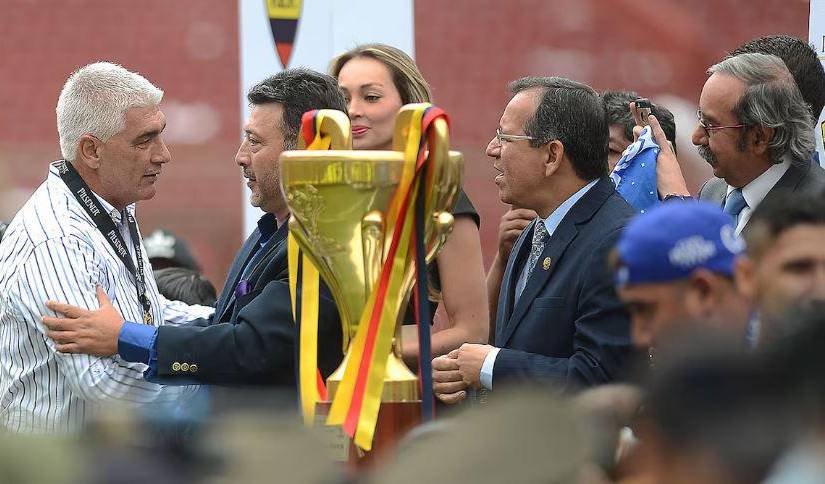 Archivo Omar De Felippe campeón con Emelec.