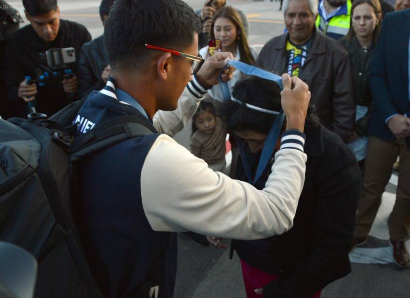 Daniel Pintado coloca la medalla de oro a su madre