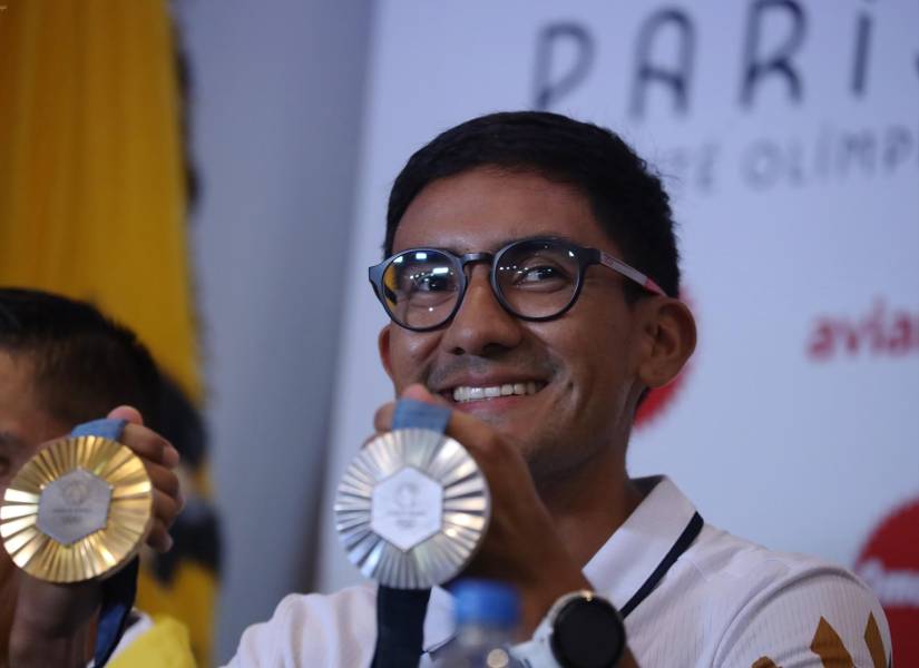 Daniel Pintado muestra las dos medallas que alcanzó en París 2024.