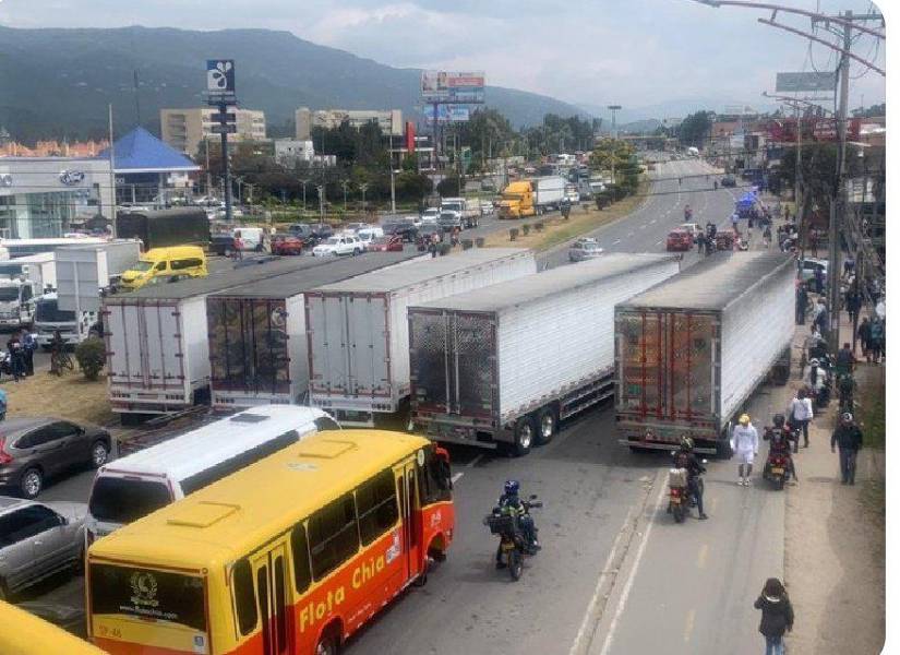 Paro de transportistas obstruyendo vías y afectando las actividades diarias de los ciudadanos