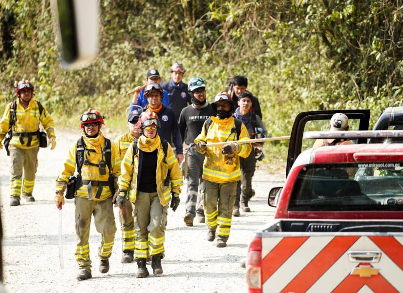 Los fuertes vientos y la sequedad del terreno dificultan las labores de extinción de los incendios.