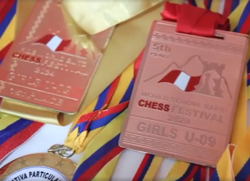 Imagen de algunas medallas ganadas por Alma Camila Palma, prodigio del ajedrez.