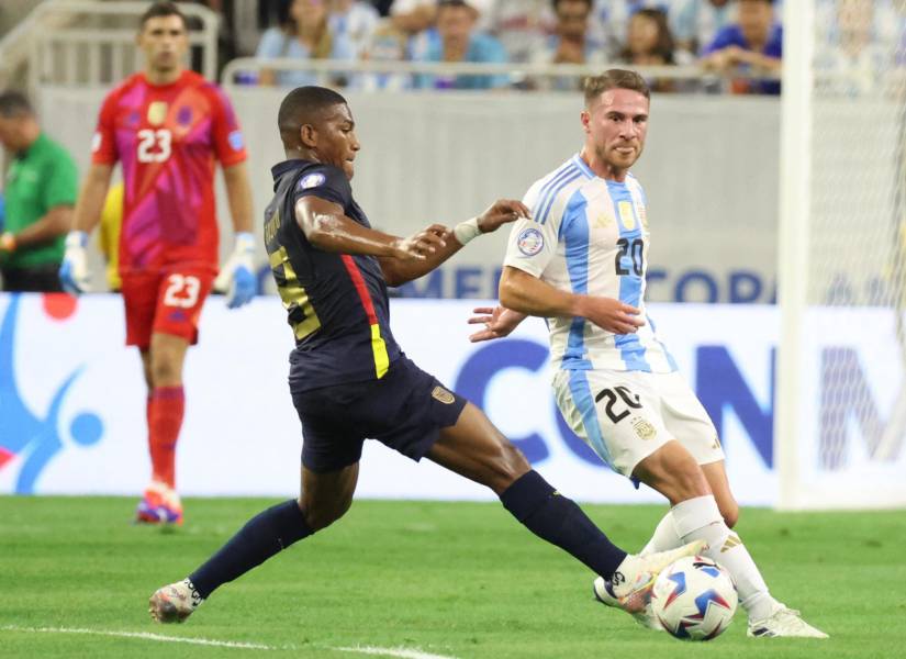 Carlos Gruezo arrancó de titular y fue sustituido en la segunda parte del juego ante Argentina.