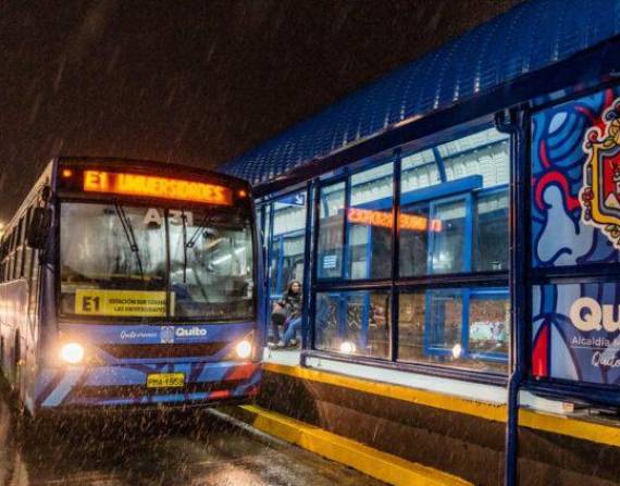 El Ecovía en la parada de Las Universidades en Quito.