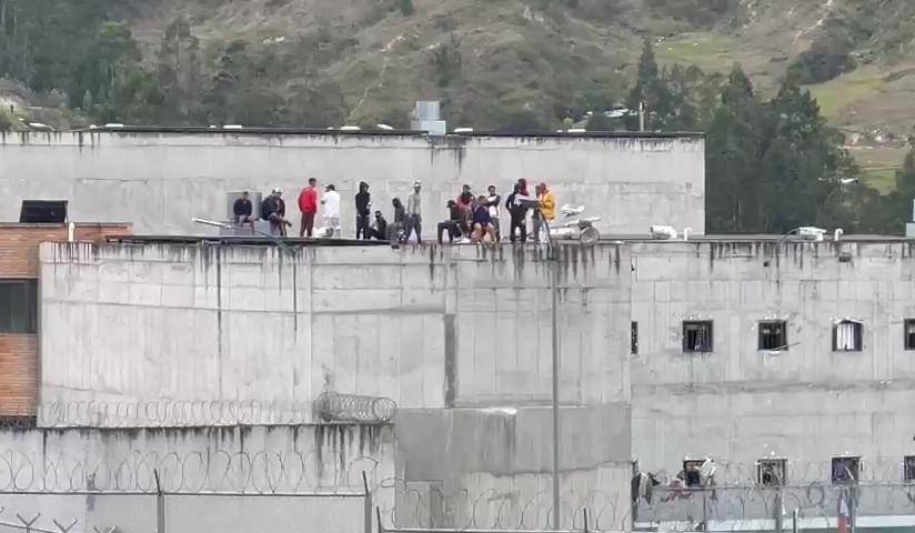 Reos encima de la cárcel El Turi de Cuenca, la tarde de este miércoles 1 de noviembre.