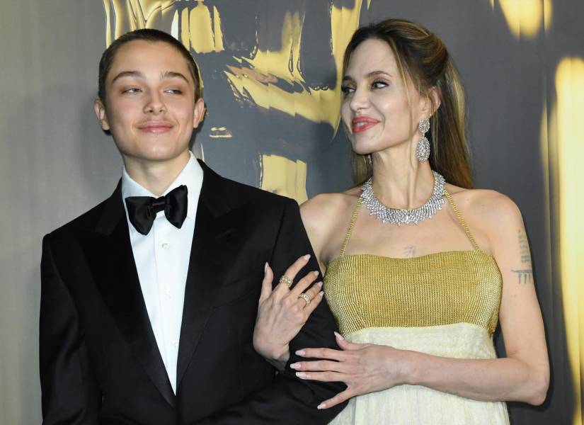 La actriz estadounidense Angelina Jolie y su hijo Knox Jolie-Pitt llegan a la 15ª edición anual de los Premios del Gobernador de la Academia de Artes y Ciencias Cinematográficas en el Ray Dolby Ballroom de Los Ángeles el 17 de noviembre de 2024.