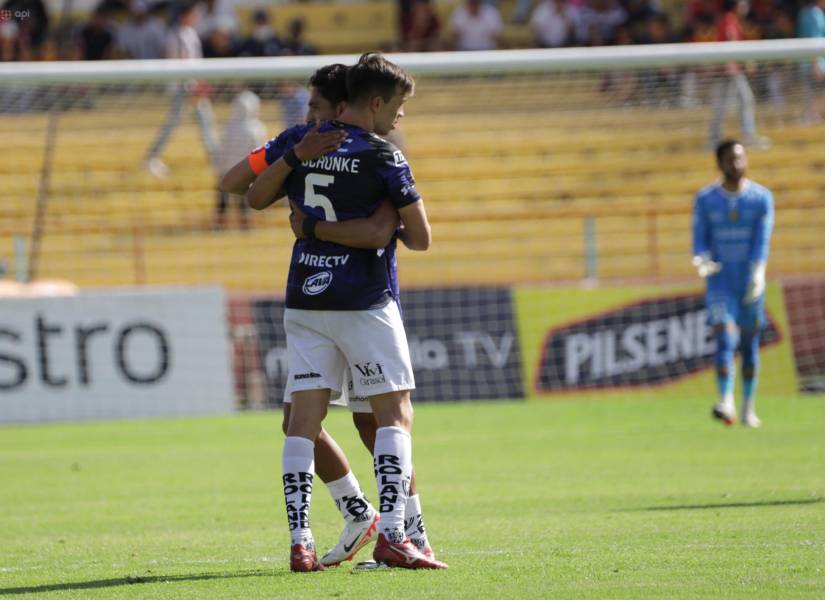 Jugadores de IDV celebran el gol de Jeison Medina por la Liga Pro