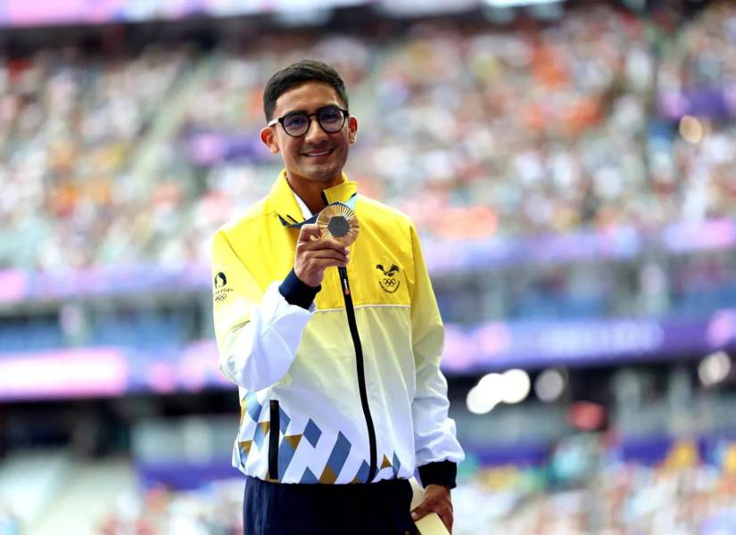 Daniel Pintado, marchista cuencano con su medalla de oro.