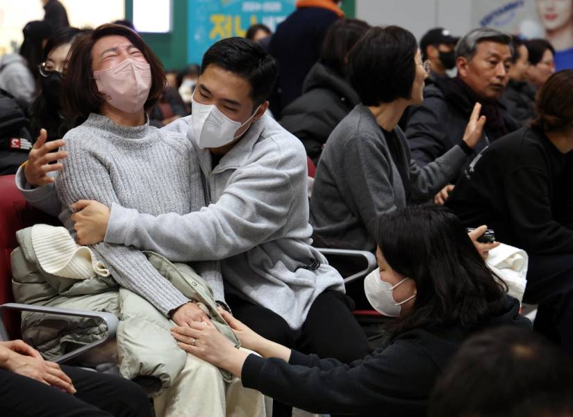 Seres queridos reaccionan mientras esperan noticias en el aeropuerto de Muan, en Corea del Sur.