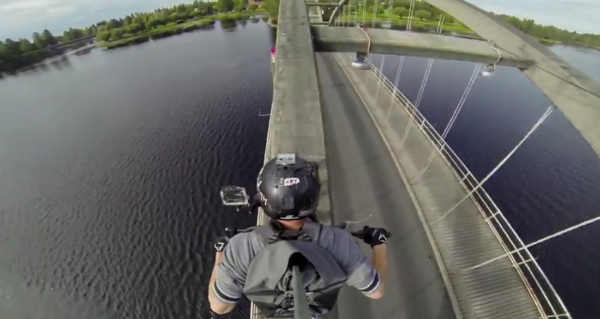 (VIDEO) Un motociclista con equilibrio y nervios de acero