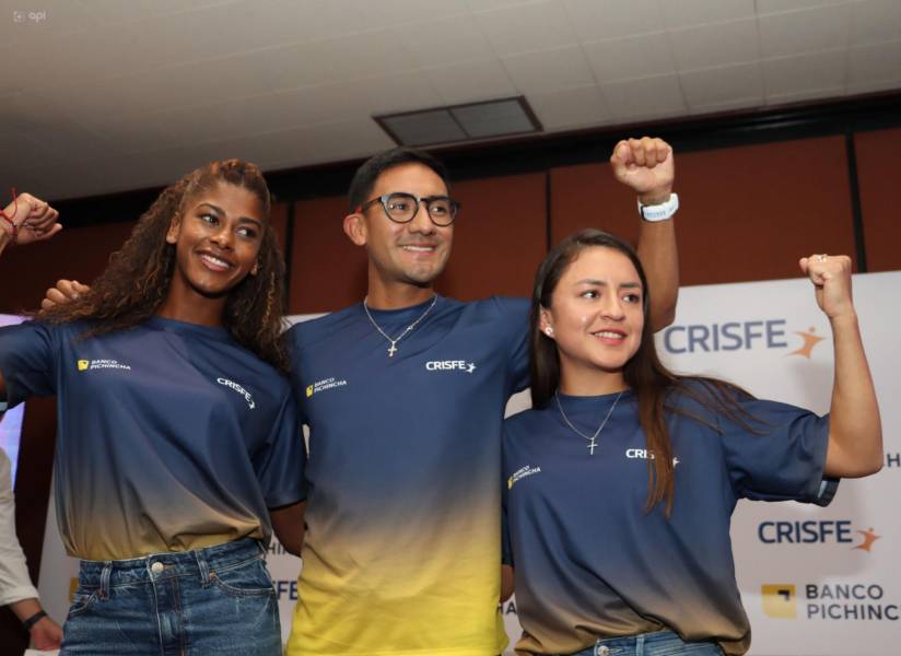 Anahí Suárez, Daniel Pintado y Glenda Morejón en el conversatorio en Quito.