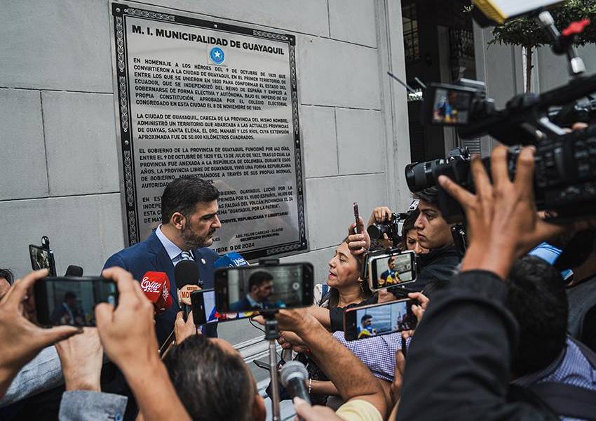 Aquiles Álvarez develó la placa que conmemora la República de Guayaquil, en celebración de los 204 años de Independencia