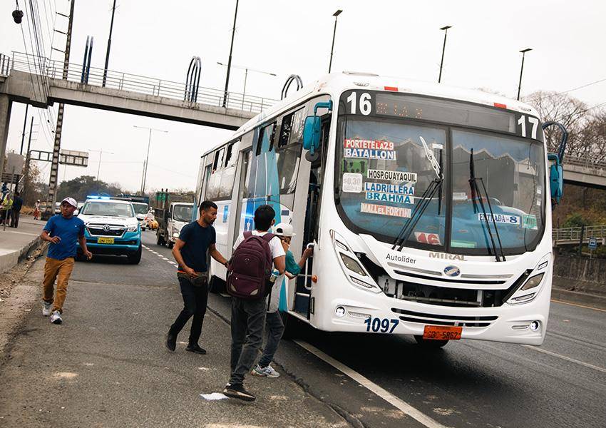 Demolición del Edificio Fantasía: Buses retomarán su recorrido habitual tras apertura total de la av. 9 de Octubre