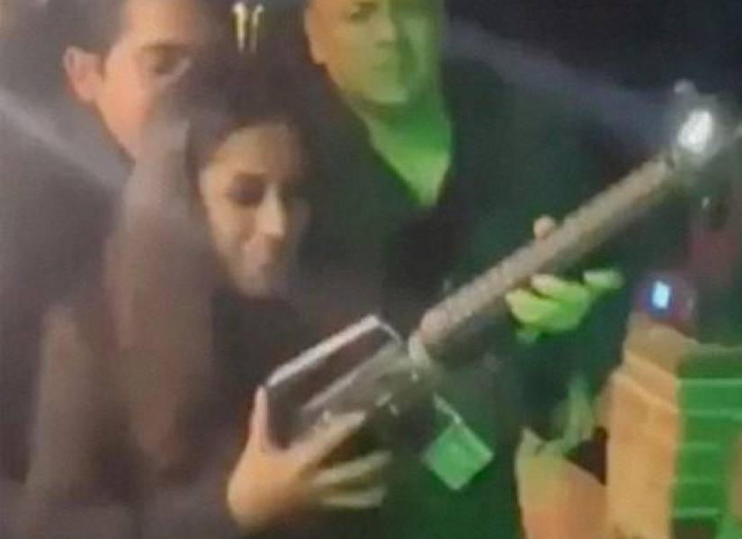 Captura del video de Evelin Mayén Gonzáles portando un fusil semiautomático AR-15.