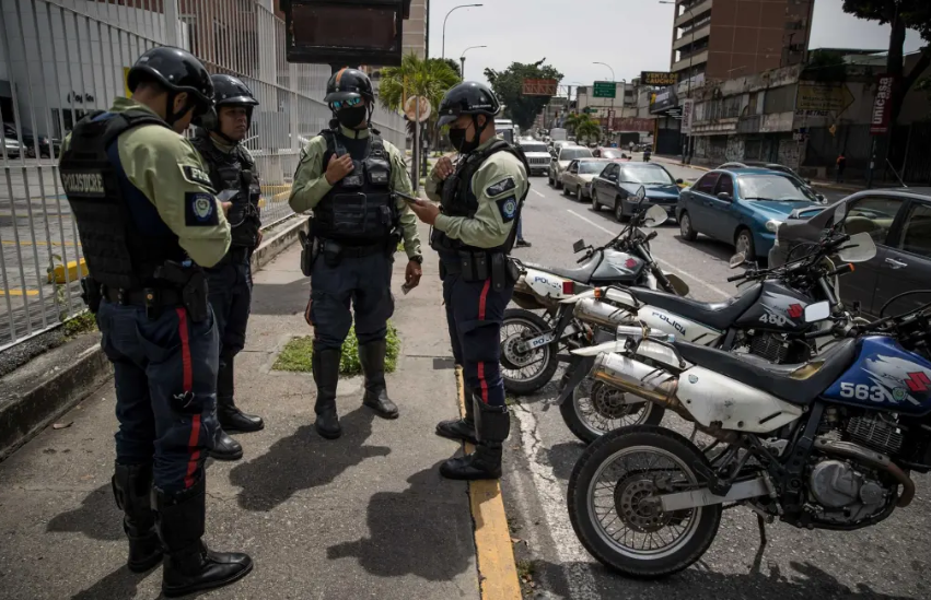 Gobierno de Venezuela detiene a dos personas con armas, presuntamente de Estados Unidos